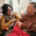 Ibu Zus, keponakan Shirra Sutan Assin bersama suami Thor Sutan Assin. (Foto: istimewa)