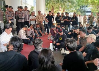 Orator Taufik Poli saat menyampaikan aspirasi massa aksi. (foto: meikel/barta)