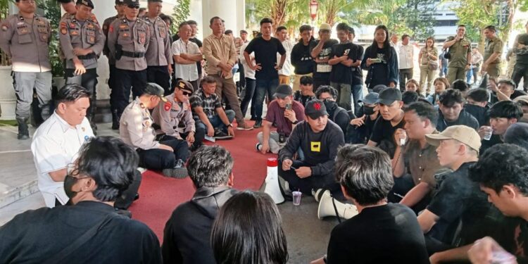 Orator Taufik Poli saat menyampaikan aspirasi massa aksi. (foto: meikel/barta)