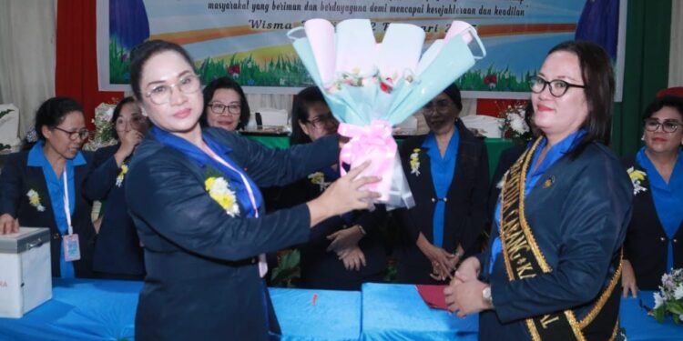 Saat ketua WKRI CHT Maria Katerdral Manado, Diana Sunarjati memberikan bunga kepada ketua terpilih Ibu Wenddy Katende. (Foto: istimewa)