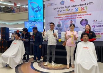 Ketua YKAKI Cabang Manado, Dr. Maylan Daisy M di antara peserta aksi Gundul. (Foto: meikel/barta)