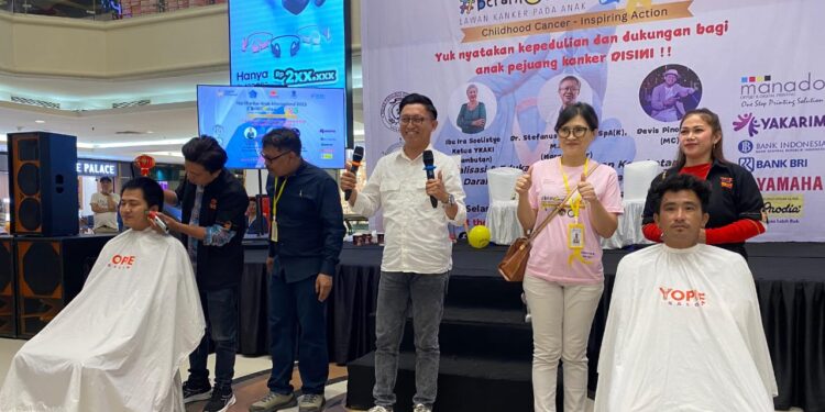 Ketua YKAKI Cabang Manado, Dr. Maylan Daisy M di antara peserta aksi Gundul. (Foto: meikel/barta)