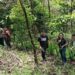 Jr Sustainable Development Specialist PT. Tirta Investama DANONE AQUA, Airmadidi, Emmy Meiske Luntungan bersama Manengkel Solidaritas dan para wartawan di Taman Kehati Kaki Dian Minut. (Foto: istimewa)