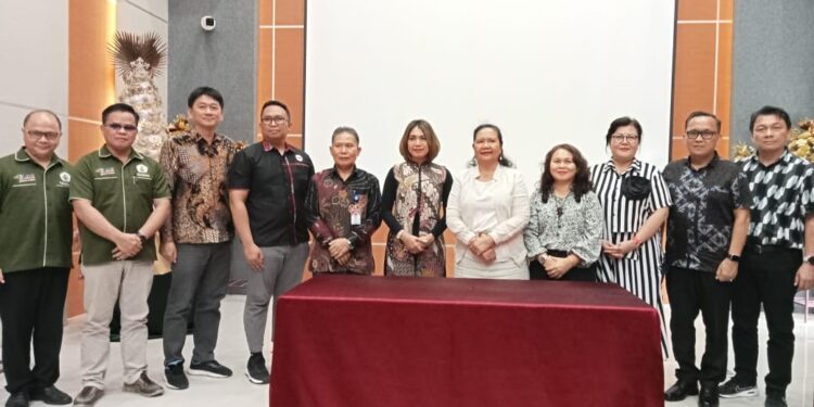Para pimpinan Polimdo bersama stakholder dalam penandatanganan MOU dan FGD. (foto; meikel/barta)