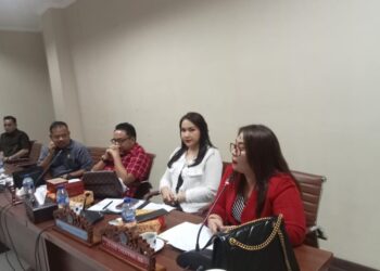 Anggota DPRD Provinsi Sulut, Jeane Laluyan, saat menyampaikan pendapatnya. (Foto: meikel/barta)