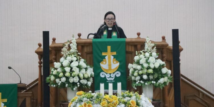Ibadah pembukaan HRG Jemaat Kharisma Buha dipimpin oleh Ketua BPMJ, Pdt. Ny. Cyska Mayampo Tumipa, S.Th. (Foto: istimewa)