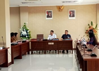 Saat Komisi 1 DPRD Sulut mendengarkan penjelasan Kadis Biro Organisasi Setda Provinsi Sulut. (Foto: meikel/barta)