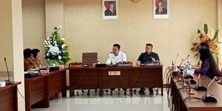 Saat Komisi 1 DPRD Sulut mendengarkan penjelasan Kadis Biro Organisasi Setda Provinsi Sulut. (Foto: meikel/barta)