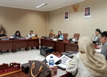 Wakil Ketua Komisi IV DPRD Sulut, Louis Carl Schramm saat menyampaikan aspirasinya. (Foto: meikel/barta)