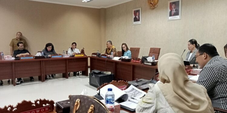 Wakil Ketua Komisi IV DPRD Sulut, Louis Carl Schramm saat menyampaikan aspirasinya. (Foto: meikel/barta)