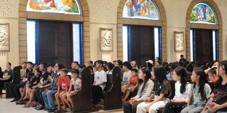Anak-anak Dinding Manado saat berkunjung ke Gereja Katolik. (Foto: istimewa)
