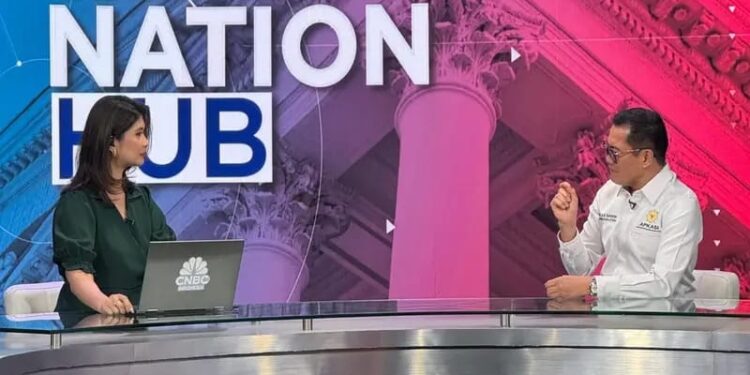 Bupati Minahasa Utara Joune Ganda menjawab presenter TV nasional. (Foto: Humas Pemkab Minut)