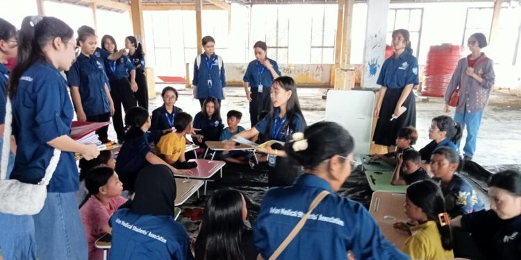 AMSA Sulut saat memberikan edukasi kesehatan bagi anak-anak kelas kecil. (foto: meikel/barta)