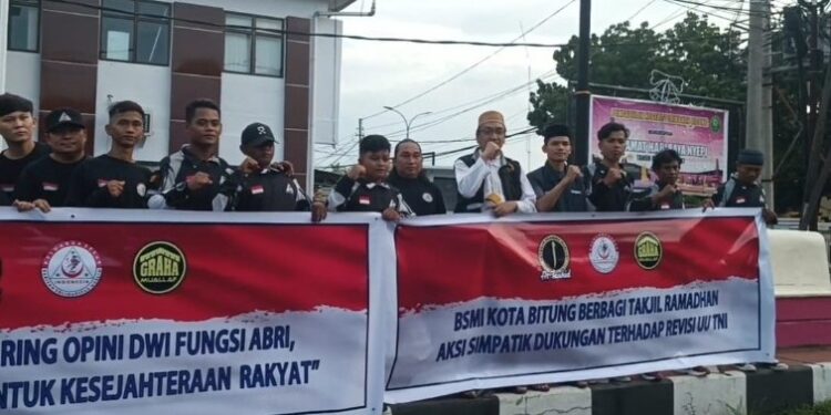 Aksi BSMI Kota Bitung mendukung RUU TNI. (Foto: Chris/Barta1)