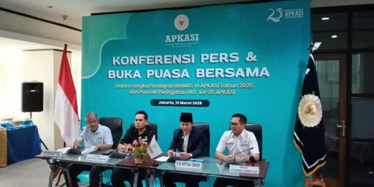Bupati Minahasa Utara Joune Ganda ikut memberikan keterangan pada media terkait pelaksanaan Munas VI Apkasi. (foto: Humas Pemkab Minut)