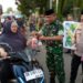 Dandim 1310/Bitung Letkol Czi Hanif Tupen dan Kapolres Bitung AKBP Albert Zai antusias membagikan takjil kepada warga. (foto: Chris/Barta1)