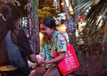 Anggota BPKel OI Intermezo Berbagi takjil. (foto: istimewa)