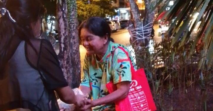 Anggota BPKel OI Intermezo Berbagi takjil. (foto: istimewa)