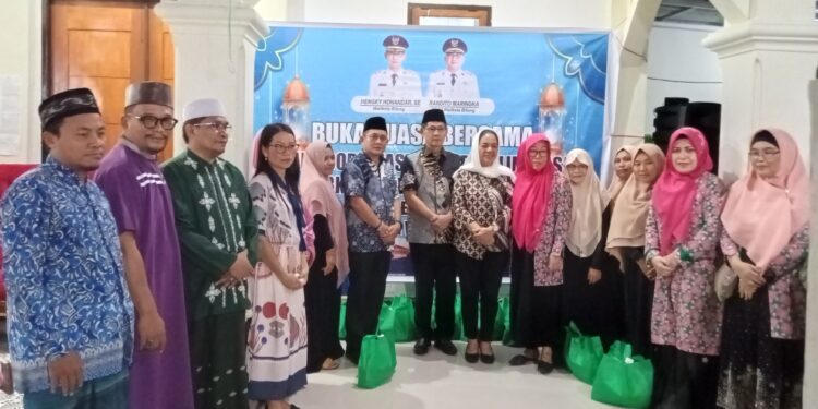 Buka puasa bersama yang dihadiri Walikota Bitung Hengky Honandar.