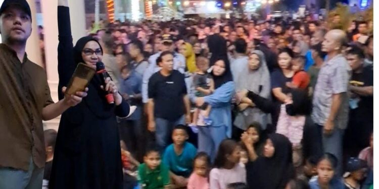 Senator Rahmijati Jahja menggelar kegiatan pembagian zakat bagi masyarakat Gorontalo. (foto; istimewa)