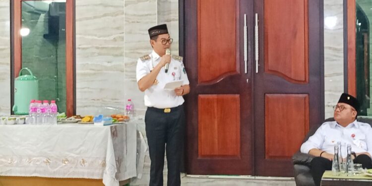 Bupati Minut Joune Ganda memberikan siraman rohani di Masjid Miftahul Jannah. (foto: noufryadi sururama)