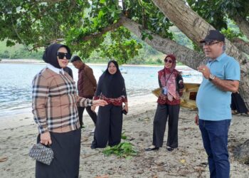 Anggota DPD RI Rahmijati Jahja saat meninjau rencana pembangunan pelabuhan laut di Desa Taulaa Kecamatan Bilato, Kabupaten Gorontalo.(foto: istimewa)