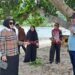 Anggota DPD RI Rahmijati Jahja saat meninjau rencana pembangunan pelabuhan laut di Desa Taulaa Kecamatan Bilato, Kabupaten Gorontalo.(foto: istimewa)