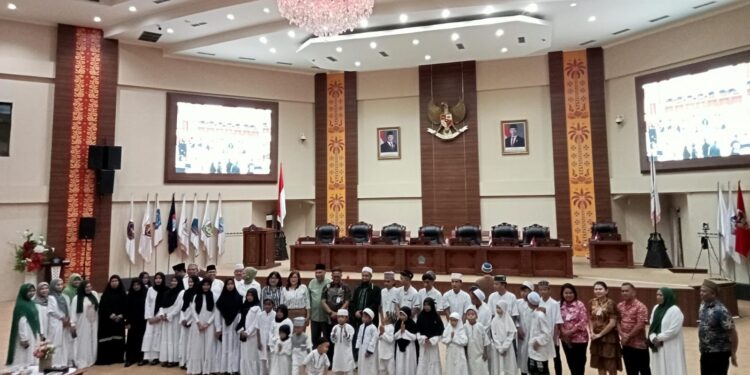 Badan Tadzkir dan anggota DPRD Sulut, Skreatariat DPRD Sulut, Ketua MUI Kota Manado saat foto bersama Anak Yatim. (Foto: meikel/Barta)