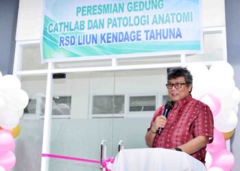 Foto: Penjabat Bupati Kepulauan Sangihe, Albert Huppy Wounde Memberikan Sambutan Sebelum Meresmikan Gedung Cathlab RSDLK (Dok. Gerald Kobis)