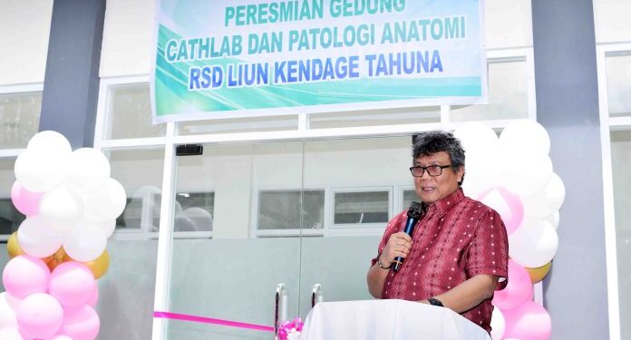Foto: Penjabat Bupati Kepulauan Sangihe, Albert Huppy Wounde Memberikan Sambutan Sebelum Meresmikan Gedung Cathlab RSDLK (Dok. Gerald Kobis)