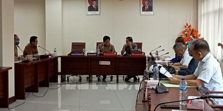 Saat ESDM RDP bersama DPRD Provinsi Sulut. (foto: meikel/barta)
