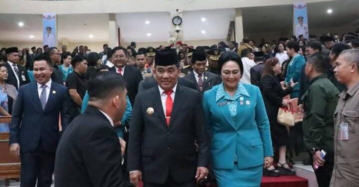 Gubernur Sulut, Mayjen TNI Purn Yulius Selvanus bersama ketua PKK Provinsi Sulut, Ibu Anik Fitri Wandriani Selvanus saat hadir pada Paripurna. (Foto: istimewa)