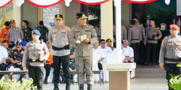 Gubernur Yulius Selvanus menjadi pembina dalam apel gelar pasukan Ketupat Samrat 2025 di lapangan upacara Mapolda Sulut. (foto Humas Pemprov Sulut)