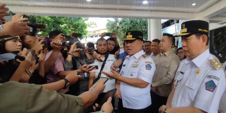 Gubernur Sulut Yulius Selvanus dan Wakil Gubernur Victor Mailangkay diwawancarai media usai apel perdana di halaman Kantor Gubernur. (foto: Barta1)