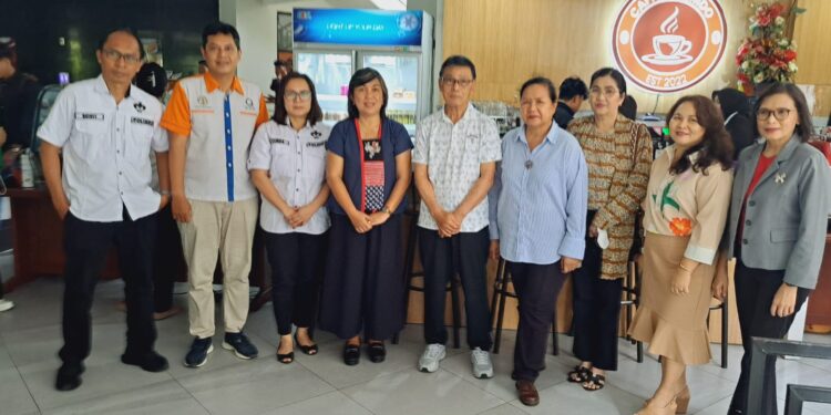 Okinawa Development Promotion Office, Tamaki Kozo bersama pimpinan Polimdo dan Kajur dan dosen pengajar Jurusan Pariwisata. (foto: istimewa)