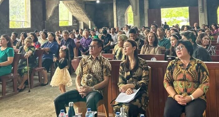 Bupati Minahasa Utara Joune Ganda dan istri ibadah, Rizya Ganda di GMIM Sion Sawangan. (foto: Humas Pemkab Minut)