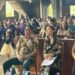 Bupati Minahasa Utara Joune Ganda dan istri ibadah, Rizya Ganda di GMIM Sion Sawangan. (foto: Humas Pemkab Minut)