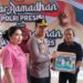 Kapolres Bitung AKBP Albert Zai bersama Ketua Bhayangkari cabang Bitung Ny Detta Albert Zai saat membagikan paket sembako. (foto: Chris/Barta1)