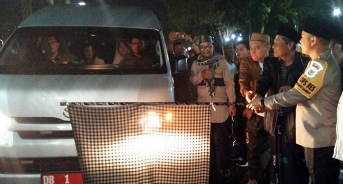 Kapolres Bitung AKBP Albert Zai melepas peserta malam takbiran di Kota Bitung. (foto: Chris/barta1)