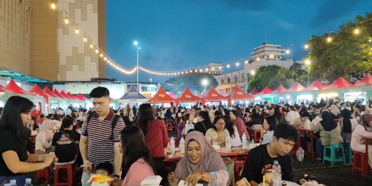 Keramaian di event Wisata Kuliner Ramadhan Megamal Manado yang buka sepanjang bulan suci. (foto-foto: Barta1)