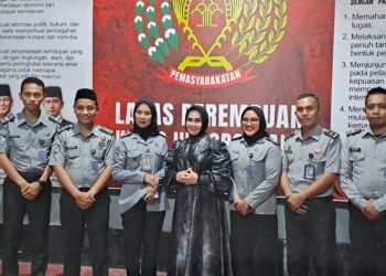 Senator Rahmijati Jahja bersama petugas Lapas Perempuan Kelas III Provinsi Gorontalo. (foto: istimewa)