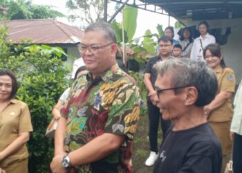 Anggota DPRD Provinsi Sulut, Louis Carl Schramm saat mengunjungi Balai Penyantunan Sosial Lanjut Usia Terlantar Senja Cerah. (foto; istimewa)