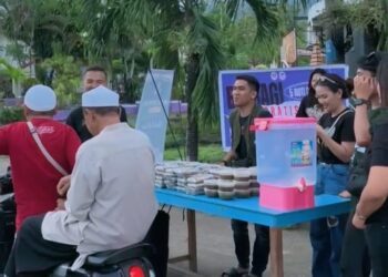 Pemuda Sentrum Bitung saat berbagi makanan bagi yang akan berbuka puasa. (Foto: istimewa)