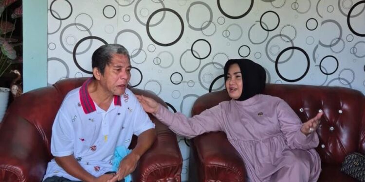 Anggota DPD RI, Rahmijati Jahja saat mengunjungi Pensiunan Pejabat setia Era Bupati David Bobihoe. (foto: istimewa)