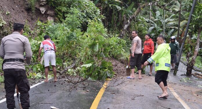 Foto: Longsor uras jalan Tahuna-Peta. (Dok. GB)