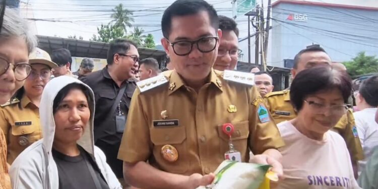 Bupati Minut Joune Ganda mengunjungi pasar untuk memantau stabilitas harga sembako jelang perayaan Idul Fitri. (foto: Humas Pemkab Minut)