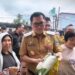 Bupati Minut Joune Ganda mengunjungi pasar untuk memantau stabilitas harga sembako jelang perayaan Idul Fitri. (foto: Humas Pemkab Minut)