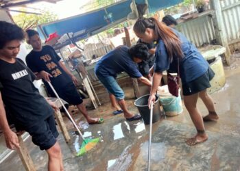 Saat Proses Pembersihan Rumah Warga di Kampung Tela, Mahawu, Kota Manado. (foto: meikel/barta)