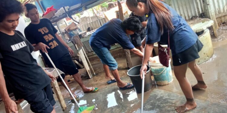 Saat Proses Pembersihan Rumah Warga di Kampung Tela, Mahawu, Kota Manado. (foto: meikel/barta)