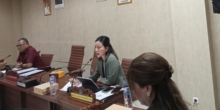 Sekretaris Komisi IV DPRD Sulut, Cindy Wurangian, saat menyampaikan pendapatnya. (Foto: meikel/barta)